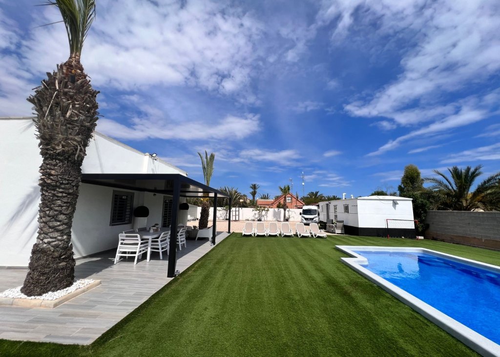 Sale - Finca / Country Property - Elche/Elx - La Marina