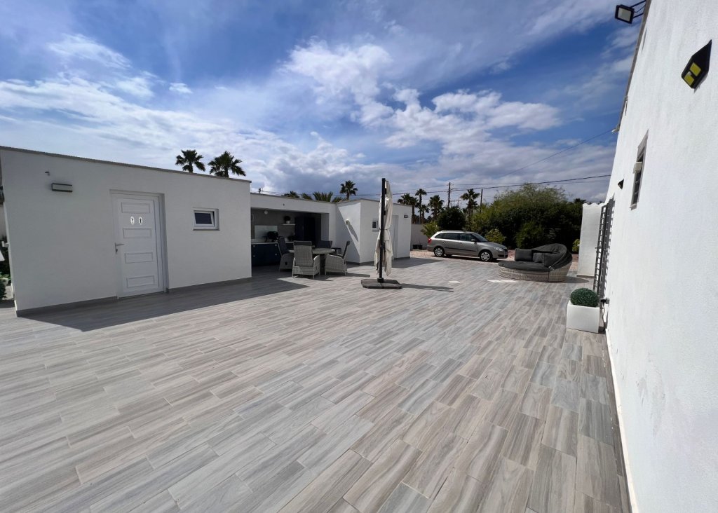 Sale - Finca / Country Property - Elche/Elx - La Marina