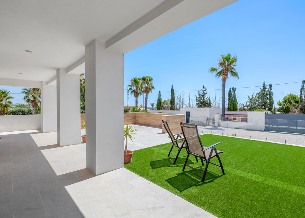 Sale - Finca / Country Property - Los Montesinos - La Herrada