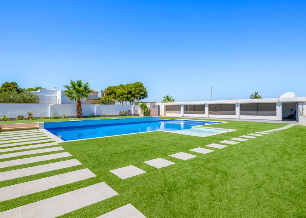 Sale - Finca / Country Property - Los Montesinos - La Herrada