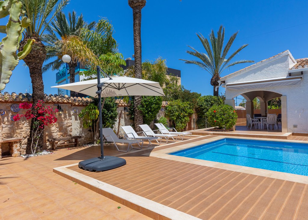 Sale - Villa - Orihuela Costa - Punta Prima