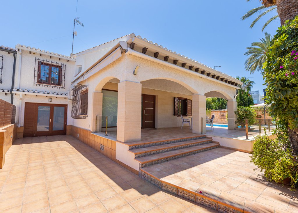 Sale - Villa - Orihuela Costa - Punta Prima