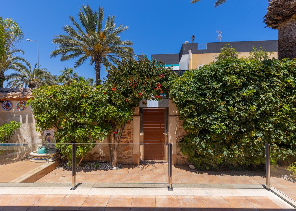 Sale - Villa - Orihuela Costa - Punta Prima