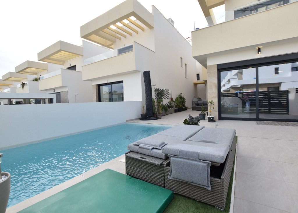 Venta - Chalet - Los Montesinos