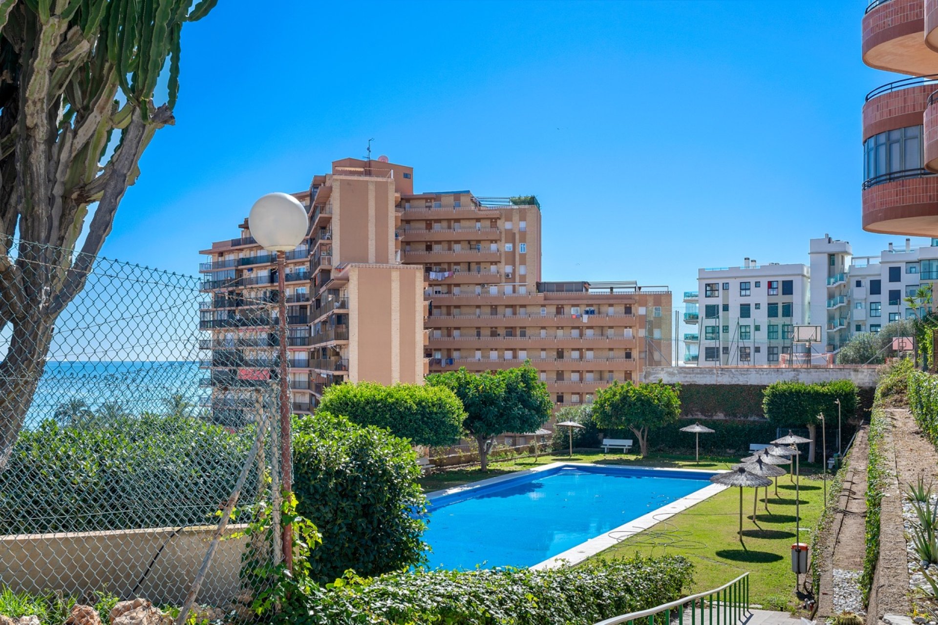 Verkoop - Apartment - Flat - Arenales del Sol - Segunda linea playa