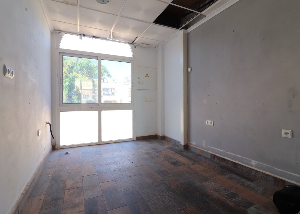 Verkoop - Commercial - Algorfa - La Finca Golf Resort