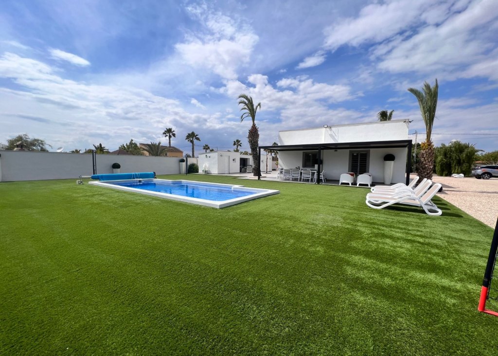 Verkoop - Finca / Country Property - Elche/Elx - La Marina